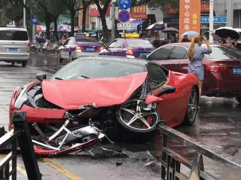 بالفيديو: امرأة صينية تحطم سيارة فيراري بعد ثوانٍ من استئجارها!